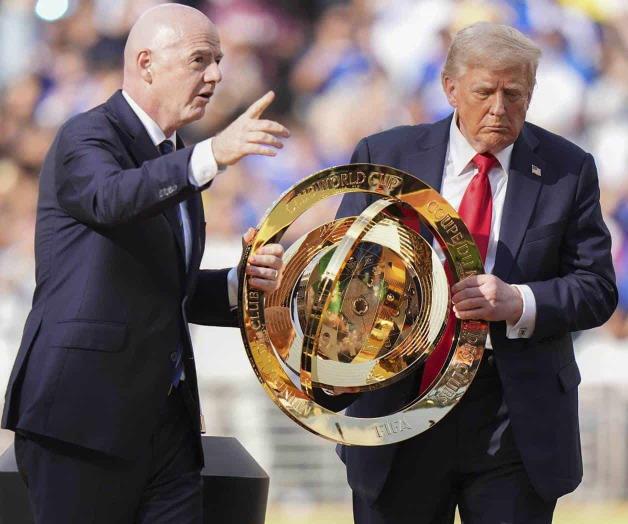 Trump entrega el trofeo de campeón Trump entrega el trofeo de campeón