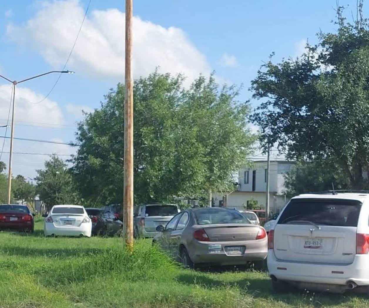 Circulan y aparcan sobre área verde