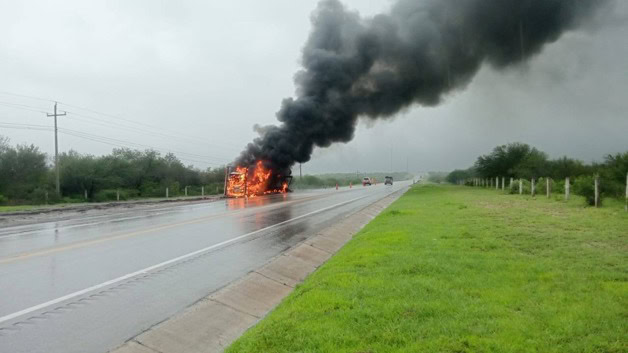 Se incendia remolque de tráiler en carretera Llera–Tula Se incendia remolque de tráiler en carretera Llera–Tula