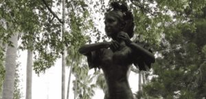 Llaman a quitar la estatua de Florinda Meza por serie Chespirito
