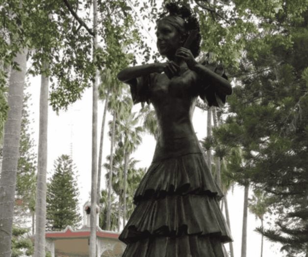 Llaman a quitar la estatua de Florinda Meza por serie Chespirito Llaman a quitar la estatua de Florinda Meza por serie Chespirito