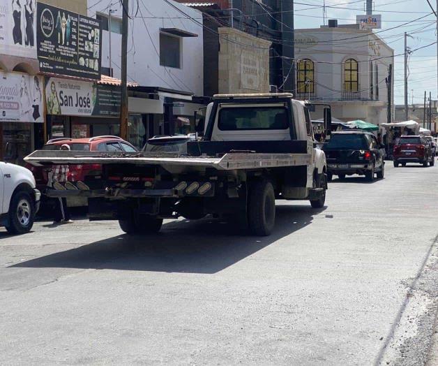 Reducen espacios de estacionamiento