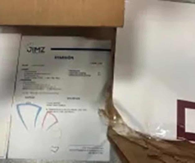 Confiscan freón y calcomanías de vehículos falsas