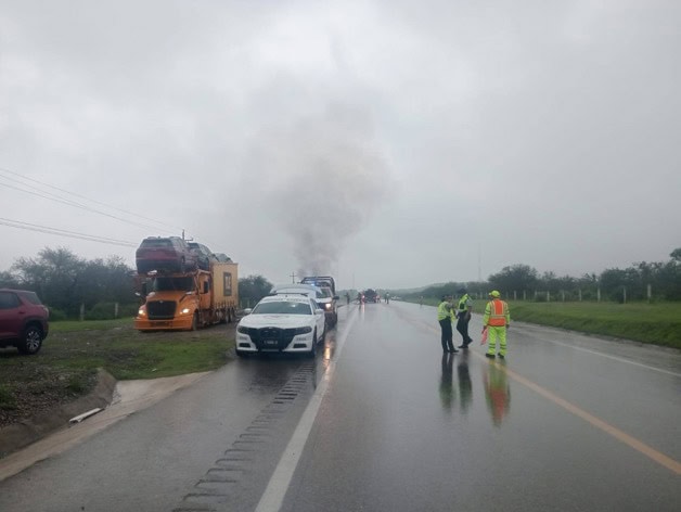 Se incendia remolque de tráiler en carretera Llera–Tula Se incendia remolque de tráiler en carretera Llera–Tula