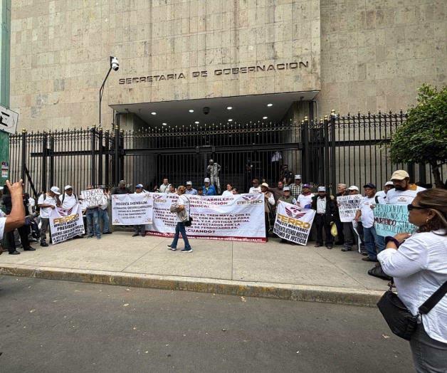 Toman ferrocarrileros accesos a Segob