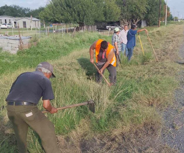 Limpian vecinos espacios públicos