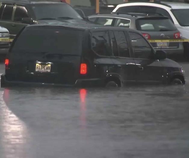 Mueren 2 al arrastrar aguas crecidas a auto