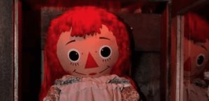 Murió experto paranormal que viajaba con muñeca embrujada