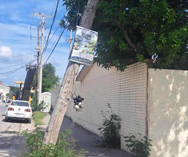 A punto de caer poste de CFE A punto de caer poste de CFE