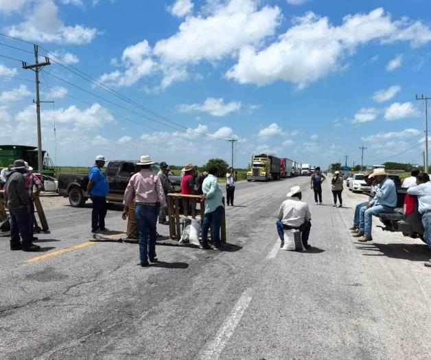 De nuevo, bloquean productores de sorgo carretera Victoria-Matamoros De nuevo, bloquean productores de sorgo carretera Victoria-Matamoros