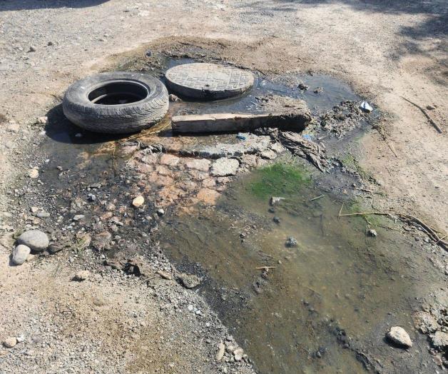 Desespera a familias fuga de aguas negras