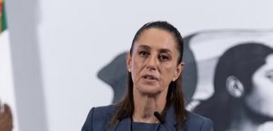 Claudia Sheinbaum critica sanción a Karla Estrella por comentarios en redes