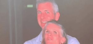 Chris Martin exhibe pareja incómoda en kiss cam de Coldplay