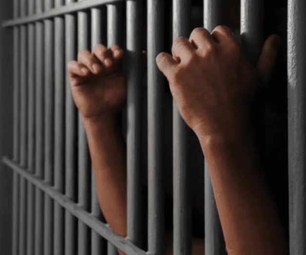 Dan 6 a&ntilde;os de prisi&oacute;n a trabajador del IMSS