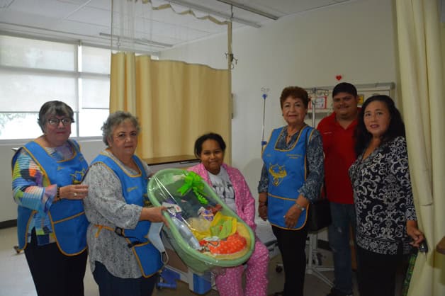 Visitan a mamás en el hospital Visitan a mamás en el hospital