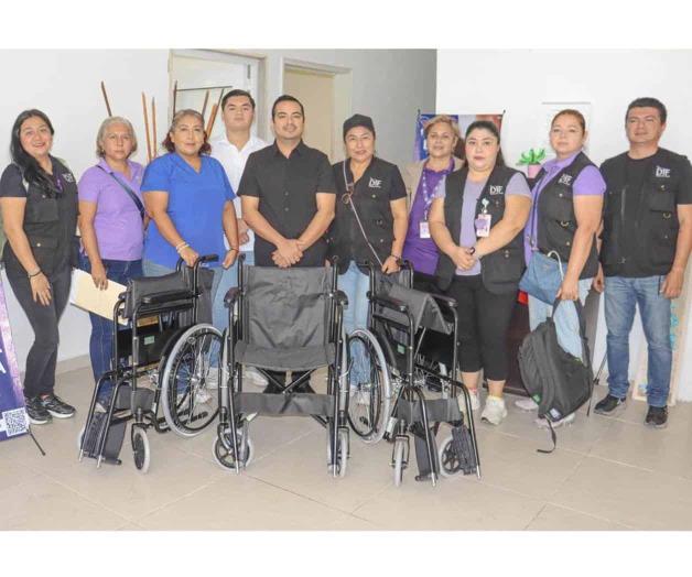 Entrega el DIF sillas de ruedas