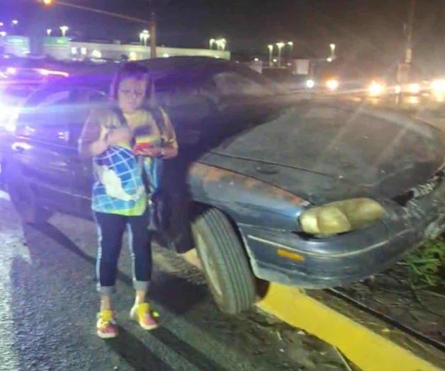 Impacta auto en camellón de libramiento Impacta auto en camellón de libramiento