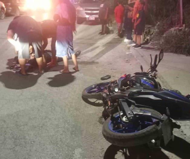 Trituran piernas a motociclista