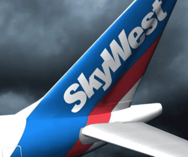 Causa disturbios en pleno vuelo e intenta abrir puerta