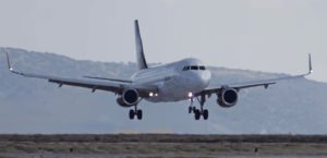Captan a avión de Delta Air Lines con llamas saliendo del motor
