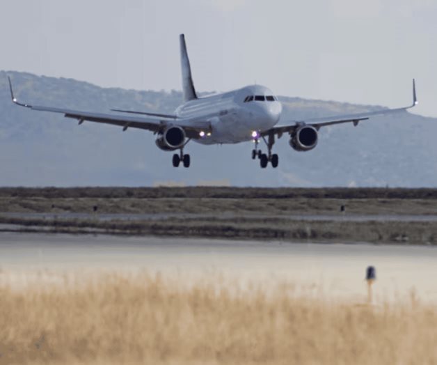 Captan a avi&oacute;n de Delta Air Lines con llamas saliendo del motor