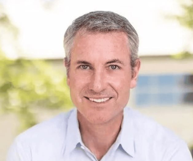 Renuncia CEO de Astronomer tras esc&aacute;ndalo con Coldplay