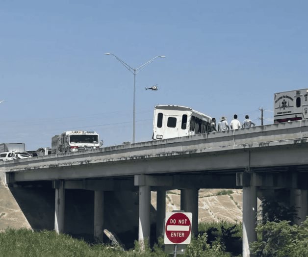 Colisionan autob&uacute;s y auto robado; mueren 4 personas