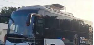 Choca autobús del Tren Maya; conductor se da a la fuga