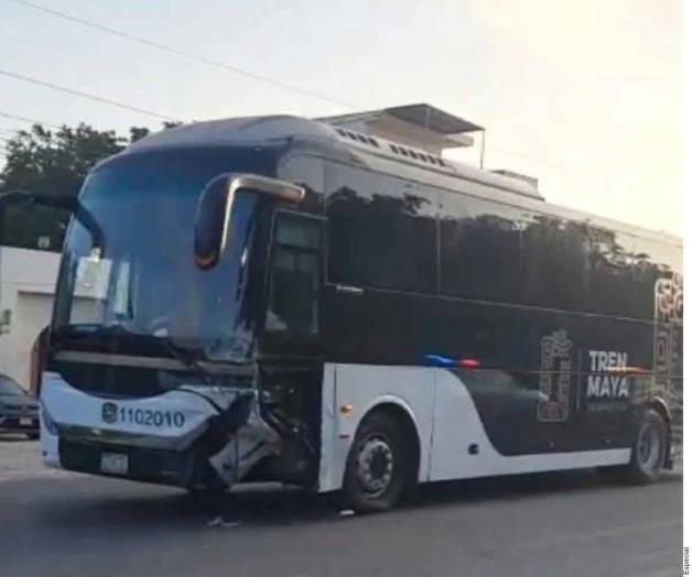 Choca autob&uacute;s del Tren Maya; conductor se da a la fuga
