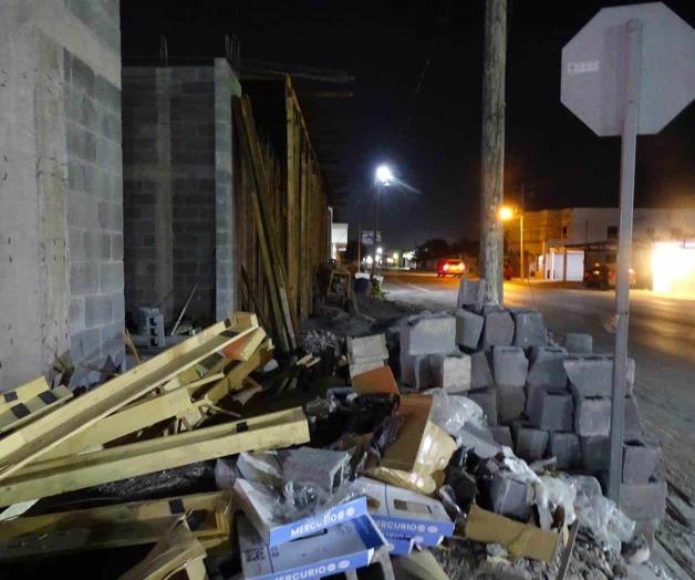 Comercio se apodera hasta de la banqueta Comercio se apodera hasta de la banqueta