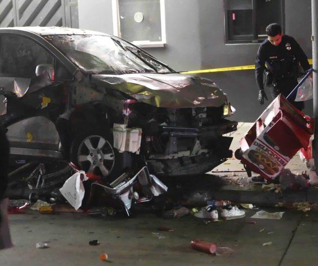 Embiste con auto a multitud de personas en Los &Aacute;ngeles