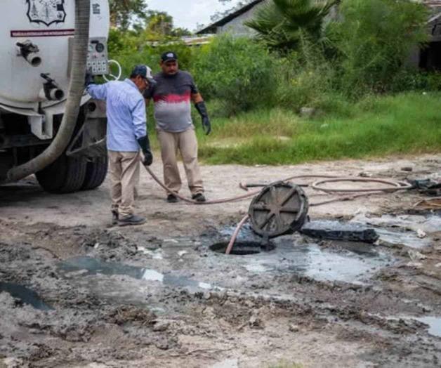 Desazolvan drenaje de tres populosas colonias Desazolvan drenaje de tres populosas colonias
