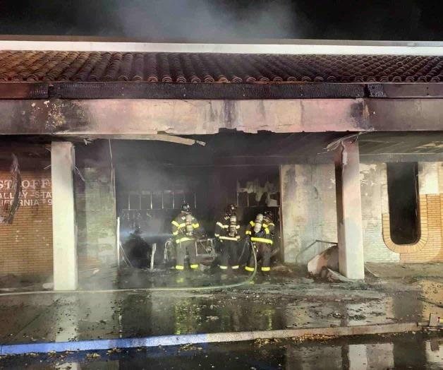 Choca contra oficina postal y se incendia