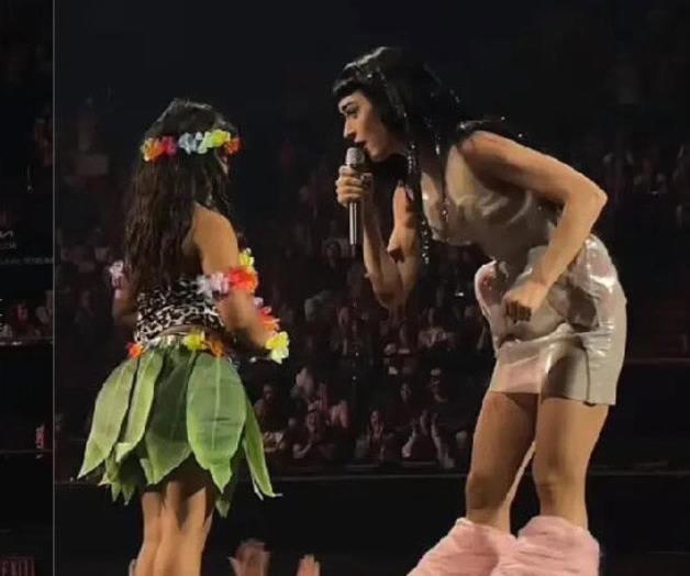 Sube al escenario a fan mexicana Sube al escenario a fan mexicana