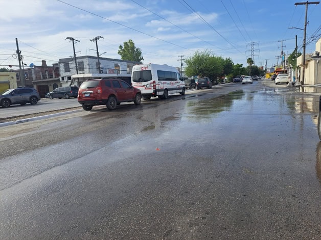 Colapsa tubería de agua en La Cañada