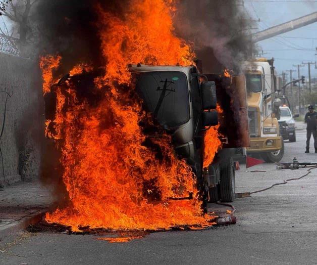 Camión se incendia por cortocircuito en Avenida San Nicolás Camión se incendia por cortocircuito en Avenida San Nicolás
