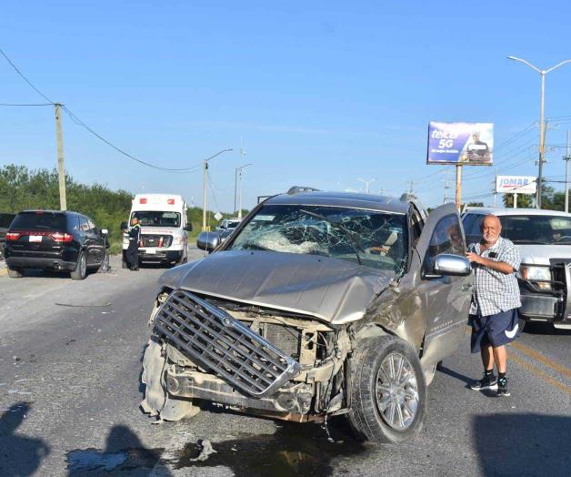 Choca al salir de gasolinera Choca al salir de gasolinera
