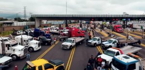 Realizan cierres en autopistas tras desaparición de líder