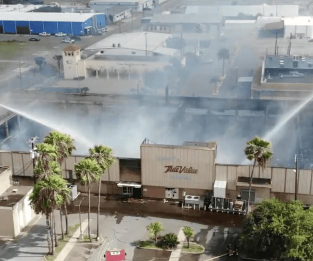 Controlan fuerte incendio en ´Johnny´s True Value´ Controlan fuerte incendio en ´Johnny´s True Value´