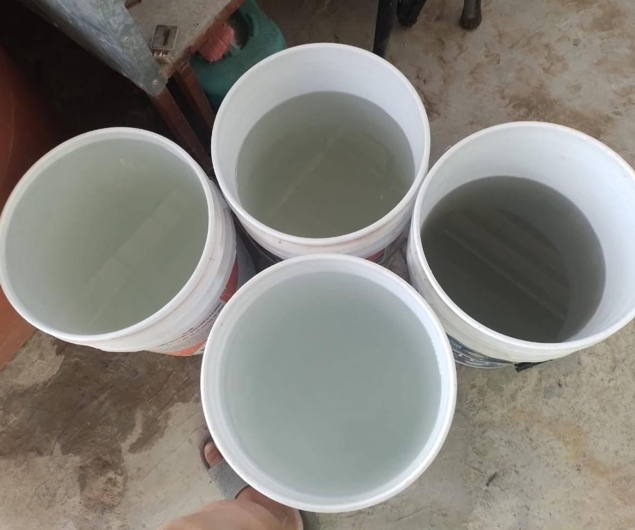 Sufren familias por baja presión en el suministro de agua potable