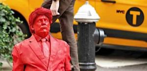 Retiran escultura de Donald Trump pintada de rojo en Manhattan
