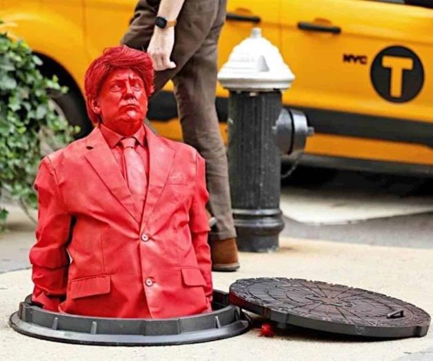 Retiran escultura de Donald Trump pintada de rojo en Manhattan Retiran escultura de Donald Trump pintada de rojo en Manhattan