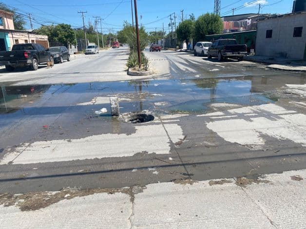 Invaden aguas negras en la colonia Marte R. G&oacute;mez