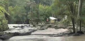 Rescatan a 5 personas atrapadas en inundación