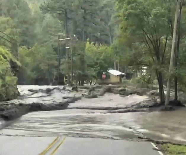 Rescatan a 5 personas atrapadas en inundación