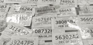 Defrauda con venta de placas de papel falsas