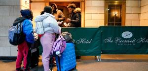 Gobierno de Trump demanda a Nueva York por leyes de ciudad santuario para migrantes