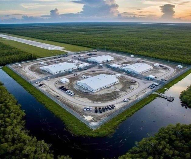 Comienzan vuelos de deportaci&oacute;n desde &acute;Alcatraz de los Caimanes&acute;