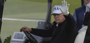 Donald Trump juega al golf en Escocia mientras protestas estallan en su contra