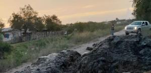 Desazolvan dren en Río Bravo, pero bloquean caminos vecinales
